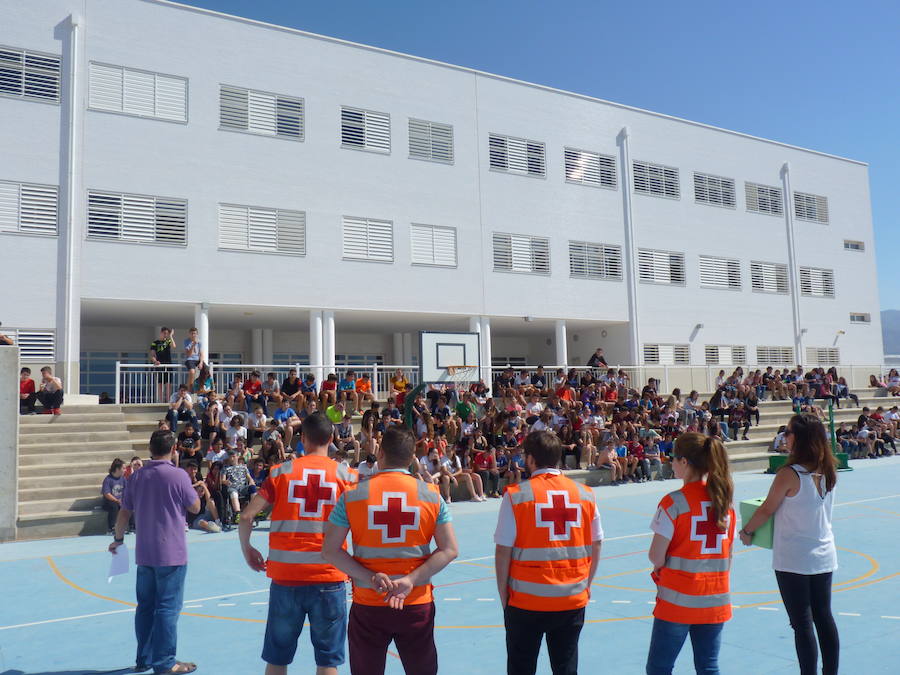 Los alumnos del IES Luz del Mar durante una de las visitas realizadas al centro en su semana saludable, en este caso de Cruz Roja. 