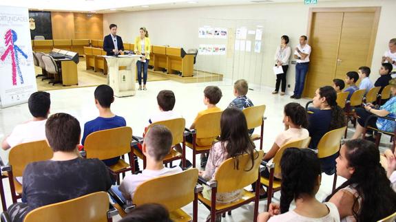 El alcalde de El Ejido junto a la concejala de Servicios Sociales y Mujer, desde el salón de plenos del Ayuntamiento ejidense. 