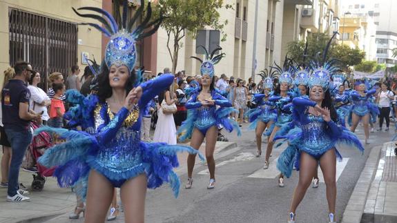 El pasacalles Color de Brasil, Megazone y Disney se inició a las seis de la tarde desde el Auditorio de El Ejido. 