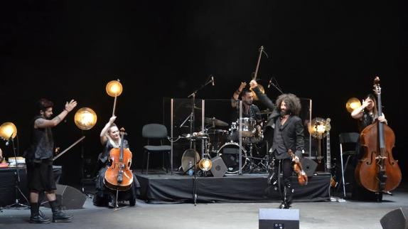 Ara Malikian ofreció un intenso concierto de más de dos horas, en el que se entregó a un público que no cesó de ovacionarle. 