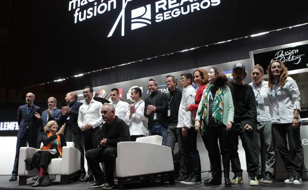 La alcaldesa de Madrid y Ferran Adrià rodeados de algunos de los ponentes de esta primera jornada. 