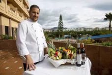 Daniel se prepara para esculpir frutas en una de las terrazas del Hotel Victoria Playa