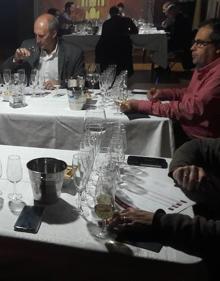Imagen secundaria 2 - Fotos de la cata a ciegas por parte del jurado catador en los días previos y algunos de los premiados. 