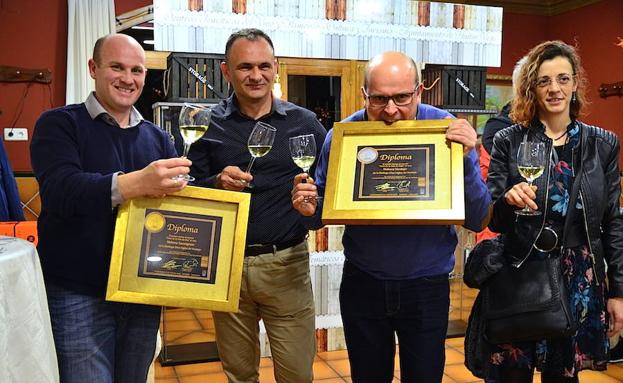 Imagen principal - Fotos de la cata a ciegas por parte del jurado catador en los días previos y algunos de los premiados. 