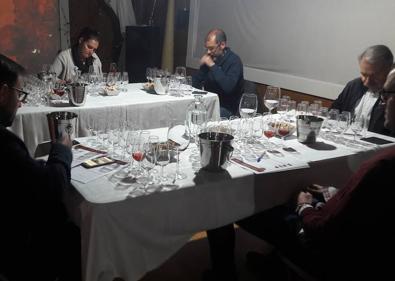 Imagen secundaria 1 - Fotos de la cata a ciegas por parte del jurado catador en los días previos y algunos de los premiados. 