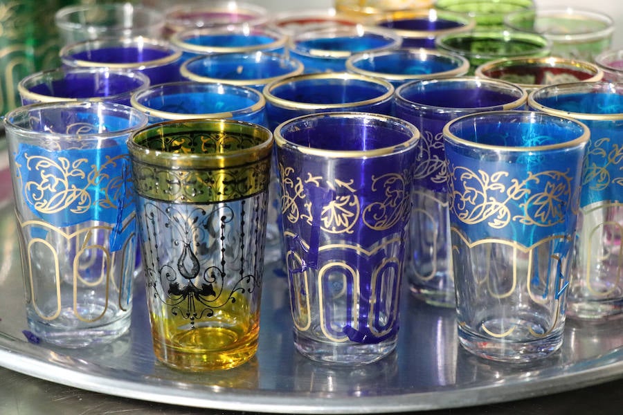 Tras tres años de colaboración entre la escuela de hostelería Hurtado de Mendoza y la Alhambra, los alumnos de último curso de cocina y sala, junto a sus profesores, han elaborado un menú como colofón de las investigaciones y acercamiento a la época nazarí. Un almuerzo en el que todo estuvo medido milimétricamente para no albergar ningún fallo. Desde la vajilla, elaborada para la ocasión por ceramistas granadinas, hasta la recreación del atuendo del personal de sala, se tuvo en cuenta para recrear fielmente una época de esplendor como pocas.