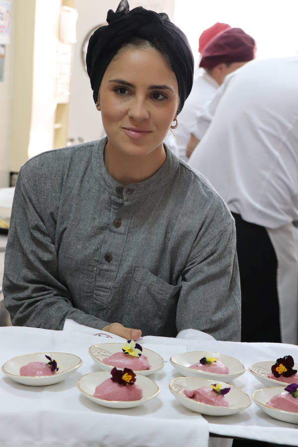 Tras tres años de colaboración entre la escuela de hostelería Hurtado de Mendoza y la Alhambra, los alumnos de último curso de cocina y sala, junto a sus profesores, han elaborado un menú como colofón de las investigaciones y acercamiento a la época nazarí. Un almuerzo en el que todo estuvo medido milimétricamente para no albergar ningún fallo. Desde la vajilla, elaborada para la ocasión por ceramistas granadinas, hasta la recreación del atuendo del personal de sala, se tuvo en cuenta para recrear fielmente una época de esplendor como pocas.