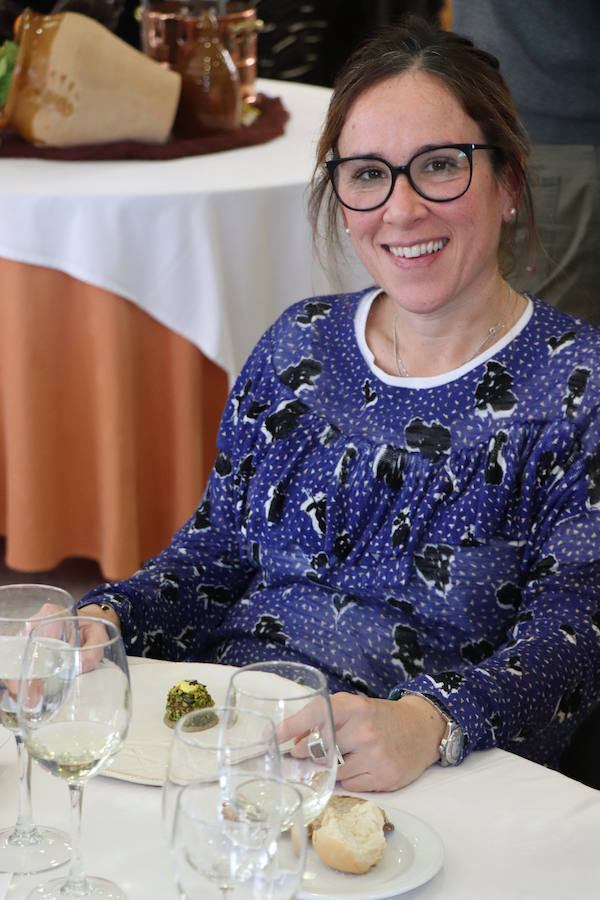 Tras tres años de colaboración entre la escuela de hostelería Hurtado de Mendoza y la Alhambra, los alumnos de último curso de cocina y sala, junto a sus profesores, han elaborado un menú como colofón de las investigaciones y acercamiento a la época nazarí. Un almuerzo en el que todo estuvo medido milimétricamente para no albergar ningún fallo. Desde la vajilla, elaborada para la ocasión por ceramistas granadinas, hasta la recreación del atuendo del personal de sala, se tuvo en cuenta para recrear fielmente una época de esplendor como pocas.