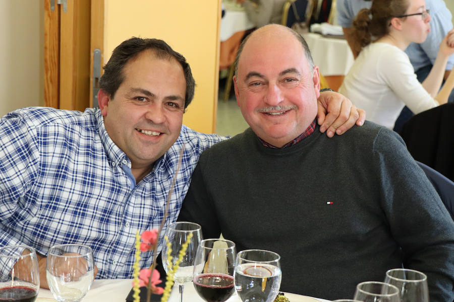 Tras tres años de colaboración entre la escuela de hostelería Hurtado de Mendoza y la Alhambra, los alumnos de último curso de cocina y sala, junto a sus profesores, han elaborado un menú como colofón de las investigaciones y acercamiento a la época nazarí. Un almuerzo en el que todo estuvo medido milimétricamente para no albergar ningún fallo. Desde la vajilla, elaborada para la ocasión por ceramistas granadinas, hasta la recreación del atuendo del personal de sala, se tuvo en cuenta para recrear fielmente una época de esplendor como pocas.