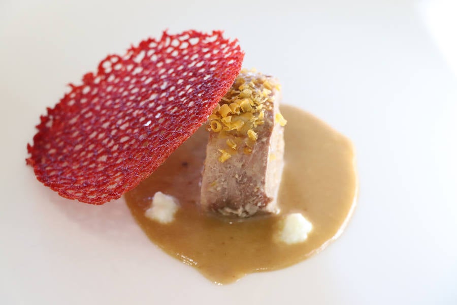 Tras tres años de colaboración entre la escuela de hostelería Hurtado de Mendoza y la Alhambra, los alumnos de último curso de cocina y sala, junto a sus profesores, han elaborado un menú como colofón de las investigaciones y acercamiento a la época nazarí. Un almuerzo en el que todo estuvo medido milimétricamente para no albergar ningún fallo. Desde la vajilla, elaborada para la ocasión por ceramistas granadinas, hasta la recreación del atuendo del personal de sala, se tuvo en cuenta para recrear fielmente una época de esplendor como pocas.