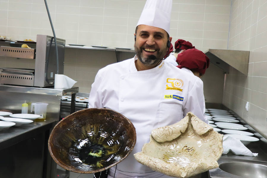 Tras tres años de colaboración entre la escuela de hostelería Hurtado de Mendoza y la Alhambra, los alumnos de último curso de cocina y sala, junto a sus profesores, han elaborado un menú como colofón de las investigaciones y acercamiento a la época nazarí. Un almuerzo en el que todo estuvo medido milimétricamente para no albergar ningún fallo. Desde la vajilla, elaborada para la ocasión por ceramistas granadinas, hasta la recreación del atuendo del personal de sala, se tuvo en cuenta para recrear fielmente una época de esplendor como pocas.