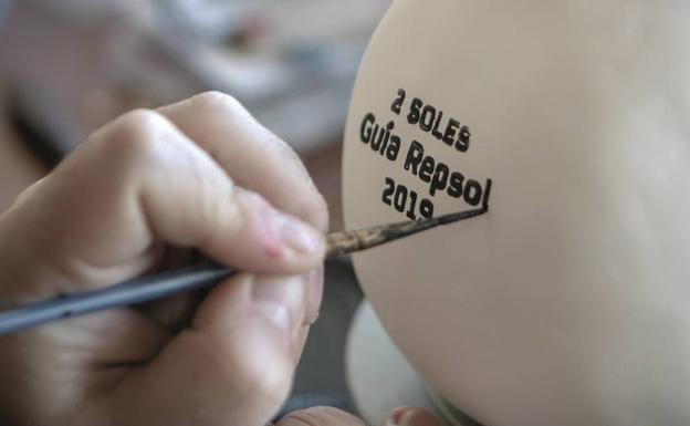 Urculo trabaja artesanalmente cada una de las piezas elaboradas. 