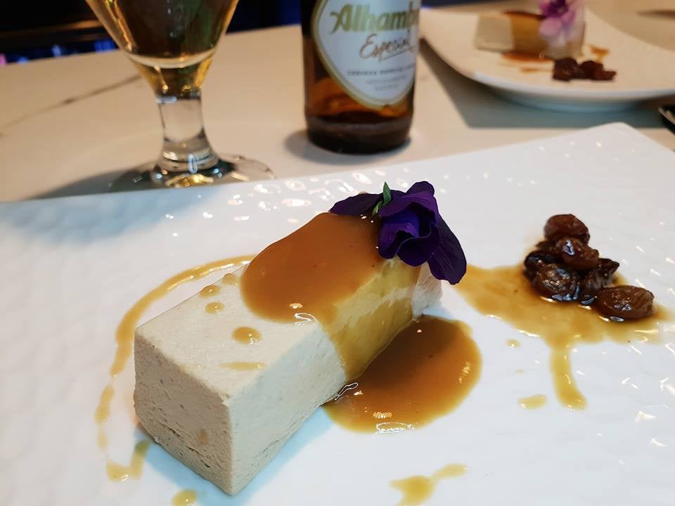 Lingote de pollo con su reducción y uvas pasas maceradas. Restaurante La Compañía. Menéndez Pelayo s/n