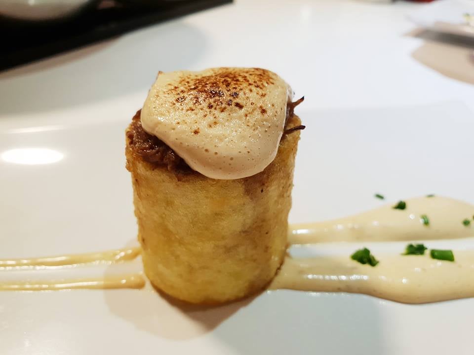 Cilindro de patata con rabo de toro. Restaurante La Comanda. Carril del Picón, 8. 