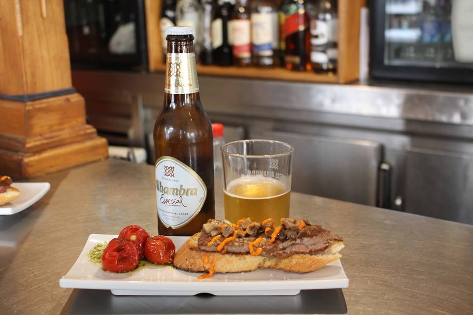 Tosta de ternera con picada de bacón y setas. Taberna El Vinillo. Sol, 21.