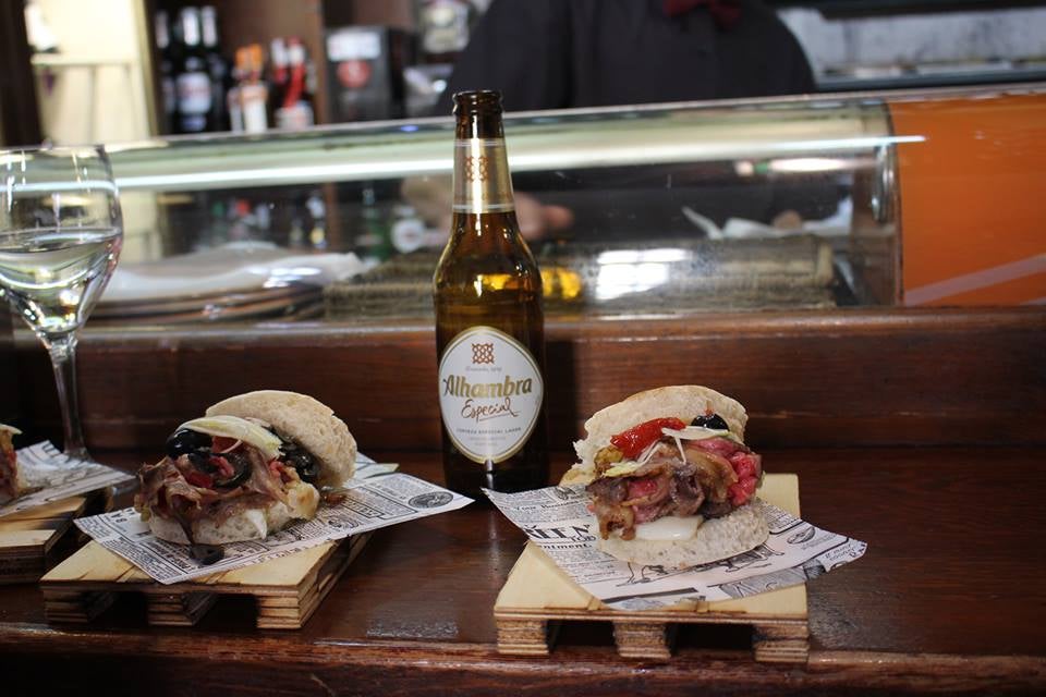 Pan persa casero con roastbeef de ternera, queso artesano... Restaurante Chikito. Plaza del Campillo, 9. 