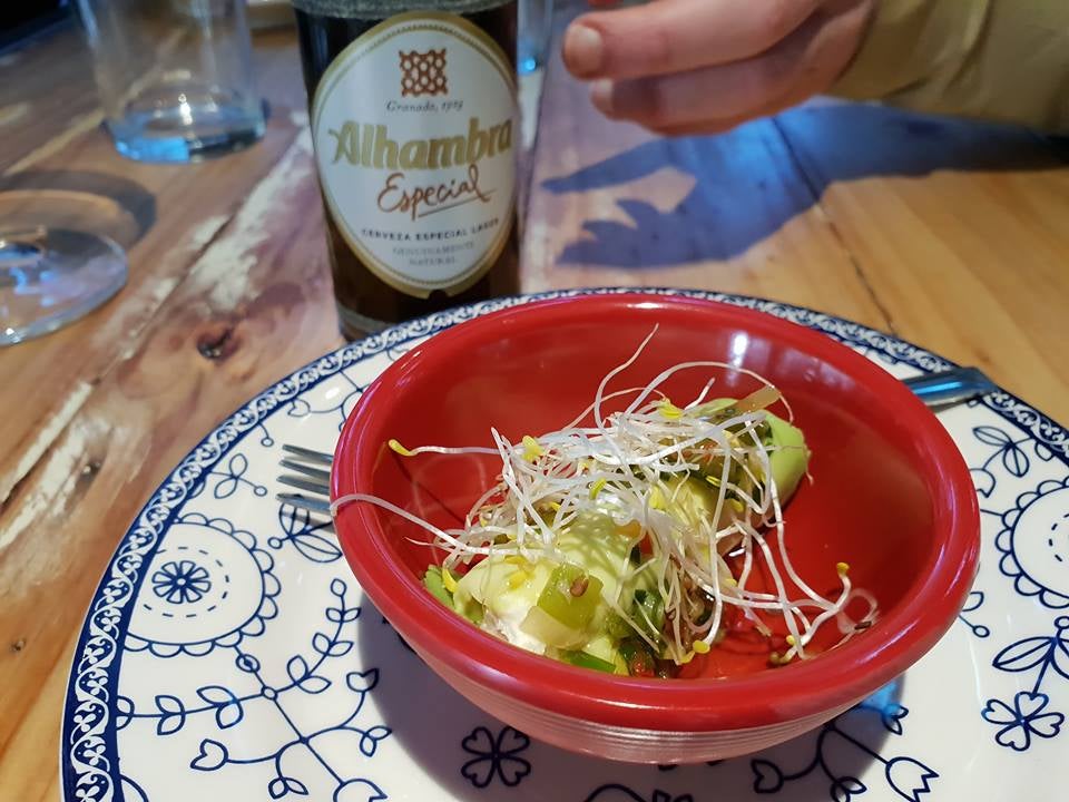 Canelón de aguacate relleno de cremoso de salmón. Vino y porrones. Ángel Ganivet, 8. 