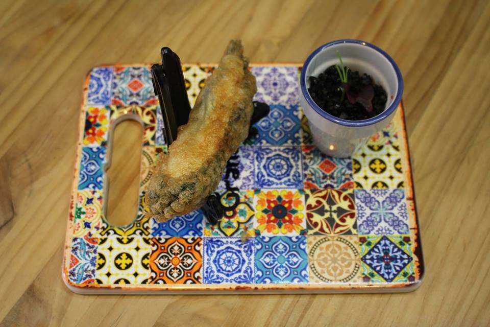 Boquerón relleno de gambas y espinacas con tomate glacé. La Mar Salá. Plaza Campo Verde, 2. 