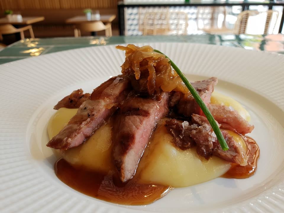 Presa ibérica sobre parmentier, cebolla glaseada... Jamar Gastrobar. Alhamar, 46.