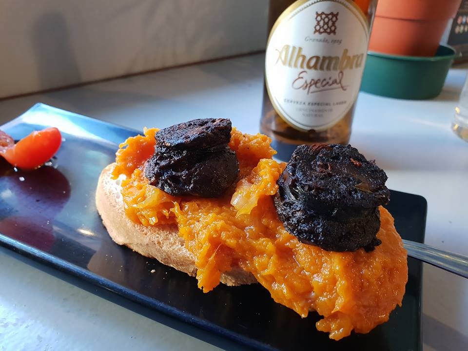 Tosta de calabaza frita con morcilla de Noalejo. Cervecería La Verea. Obispo Hurtado, 19.