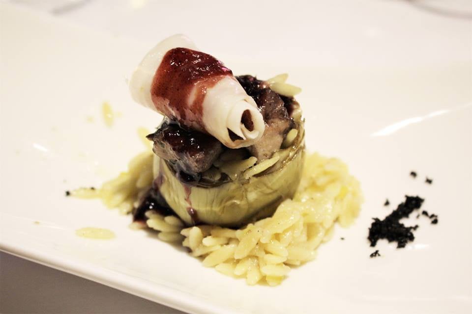 Gurullos de alcachofas con mollejas de cordero y velo de Trevélez. Restaurante El Coso. Avenida Doctor Olóriz, 25.