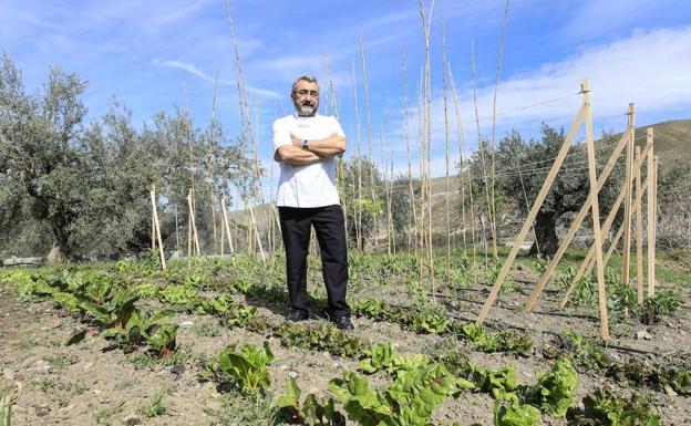 Diego posa en su huerto.