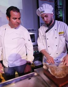 Imagen secundaria 2 - Concursantes en la gran final bajo la atenta mirada de los cocineros y miembros del jurado. 