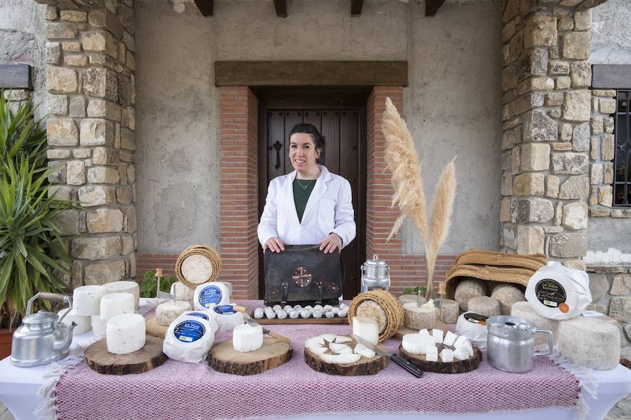 Desde Huétor Santillán Rocío elabora los quesos de la Vieja Buchaca, mientras José pastorea su rebaño de cabras por la sierra.