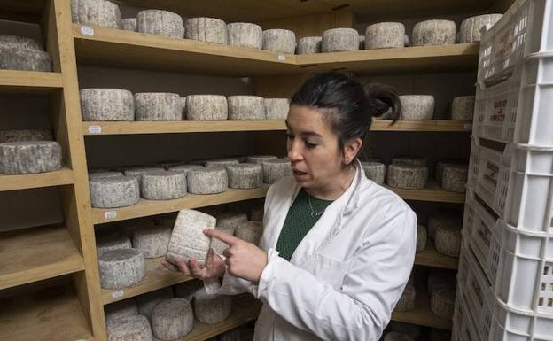 Rocío explica el proceso natural de sus quesos en la cava de maduración. 