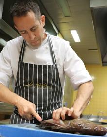 Imagen secundaria 2 - Pollo de corral en su jugo y las manos del chef Ismael Delgado preparando la misse en place. 
