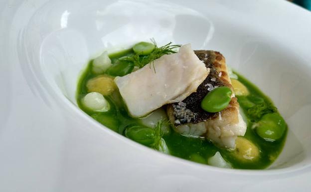 Imagen principal - Algunas de las recetas seleccionadas y el 'cónclave' del jurado para elegir a los semifinalistas. 