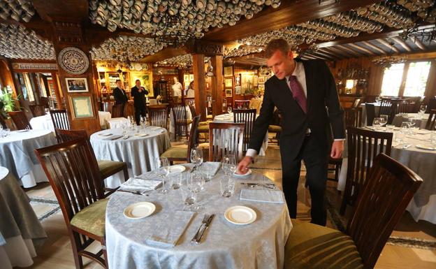 Imagen principal - Servicio en sala, interior del restaurante Ruta del Veleta. Abajo, algunos de sus platos. 