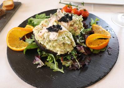 Imagen secundaria 1 - Entrecort de buey, aguacates rellenos y detalle de una de las paradas de la ruta.