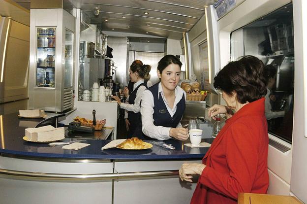 Cafetería de un tren de alta velocidad en la línea Madrid-Lleida.