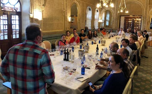 Imagen principal - Momentos de la cata y el maletín de compost biodinámicos 