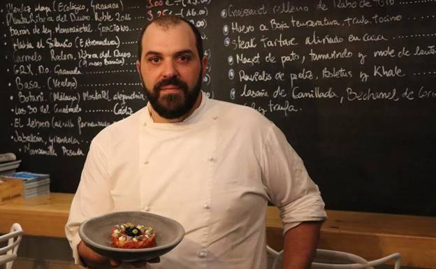Raúl muestra un tartar de tomate en la barra de Atelier. 