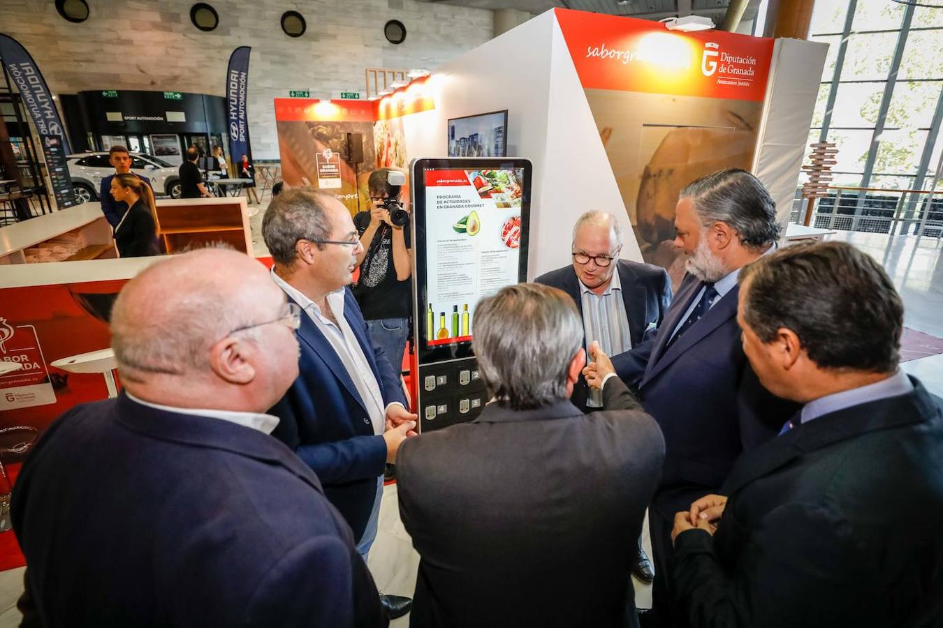 Las autoridades visitan los stands de Granada Gourmet