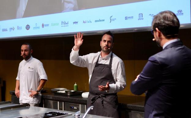 Los dos chefs, sobre el escenario