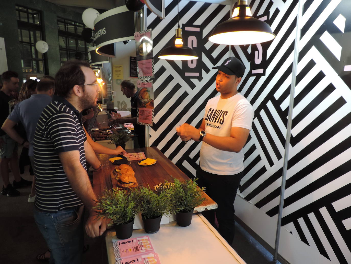 Magnífico ambiente en la zona dedicada a estos locales en el Palacio de Congresos
