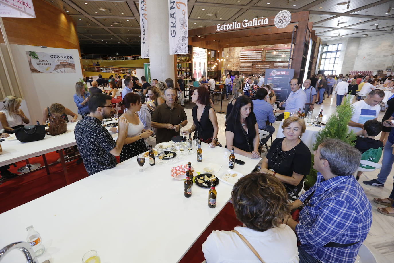 Magnífico ambiente en la zona dedicada a estos locales en el Palacio de Congresos