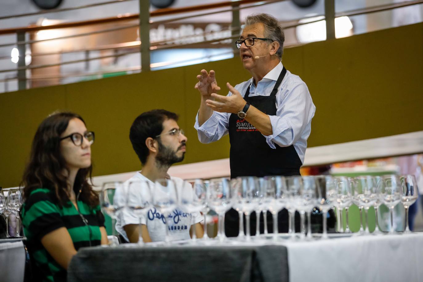 Los asistentes han podido saborear distintos caldos y varios tipos de agua 