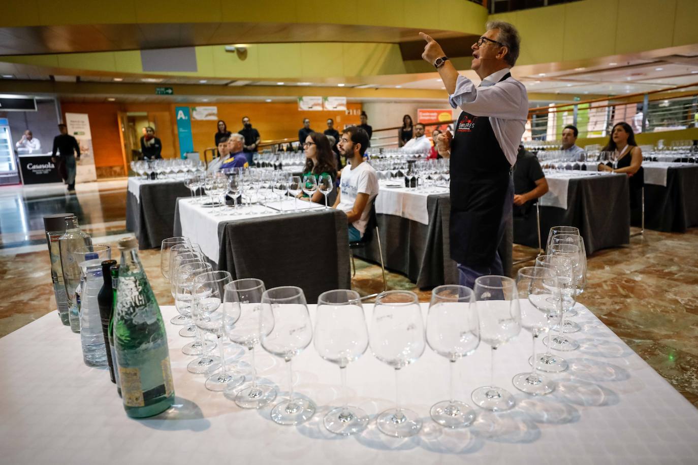 Los asistentes han podido saborear distintos caldos y varios tipos de agua 