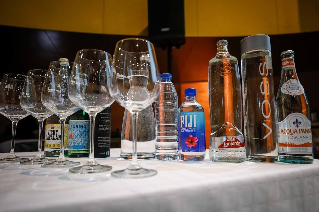 Los asistentes han podido saborear distintos caldos y varios tipos de agua 