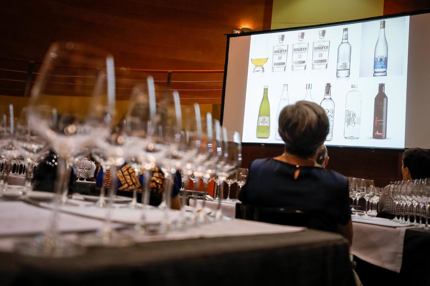 Los asistentes han podido saborear distintos caldos y varios tipos de agua 