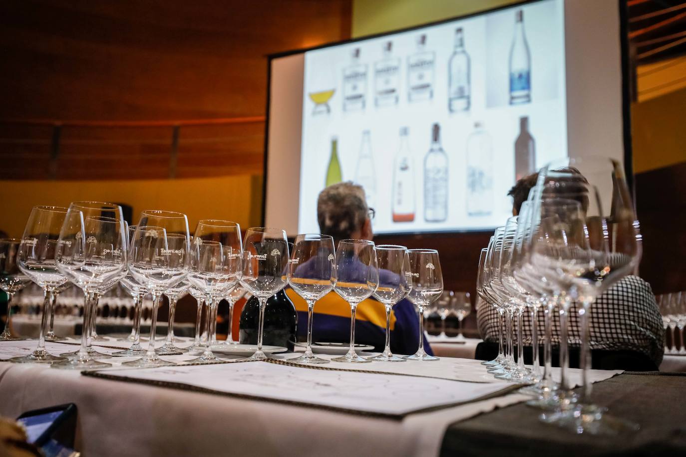 Los asistentes han podido saborear distintos caldos y varios tipos de agua 