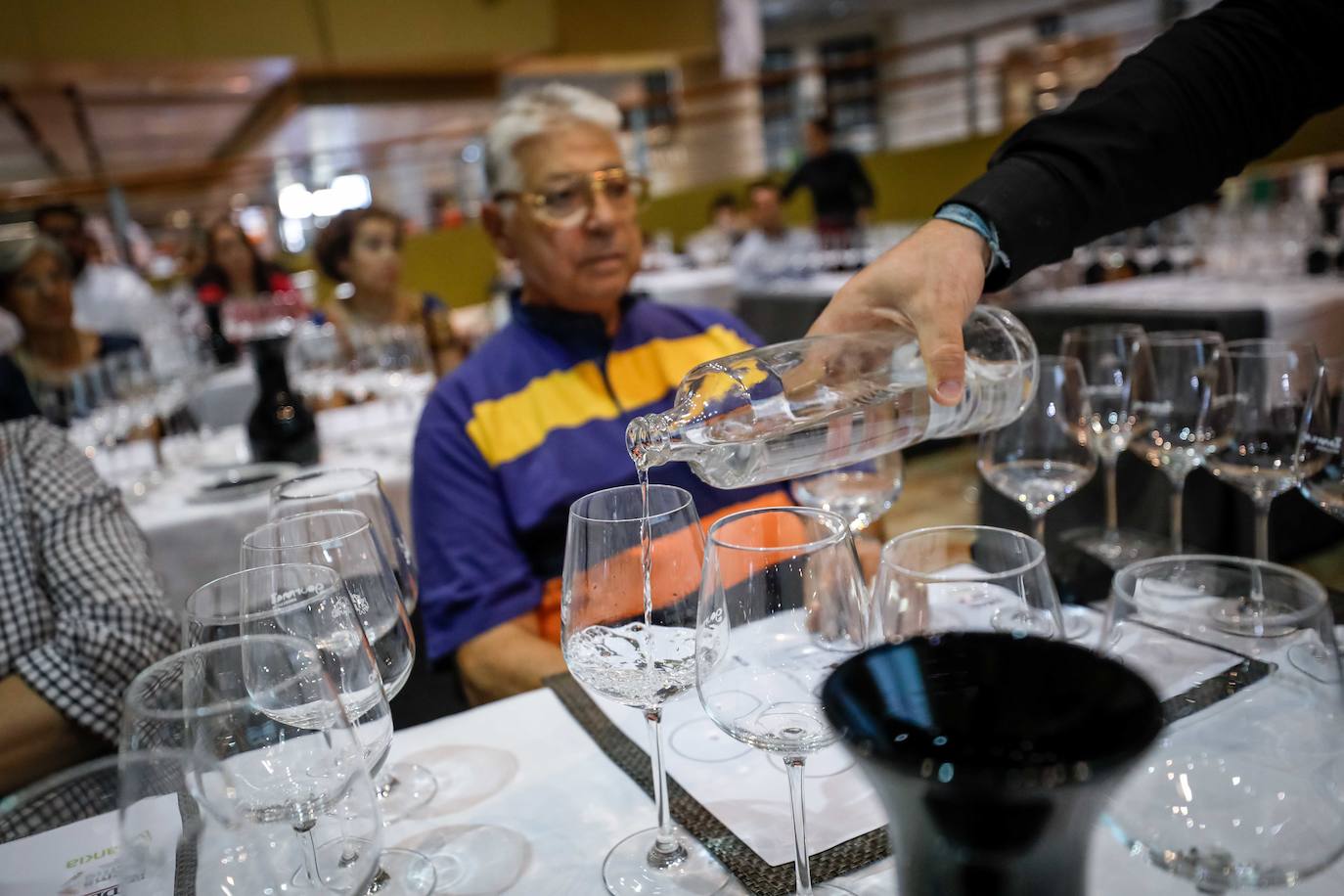 Los asistentes han podido saborear distintos caldos y varios tipos de agua 
