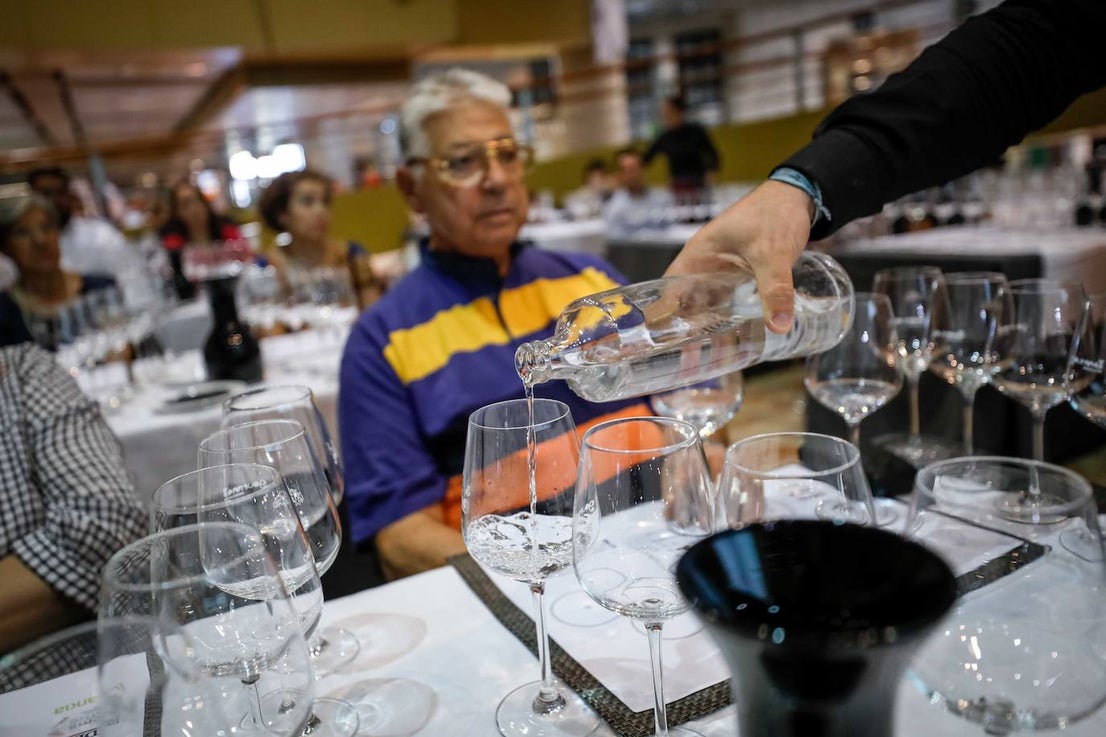 Los asistentes han podido saborear distintos caldos y varios tipos de agua 