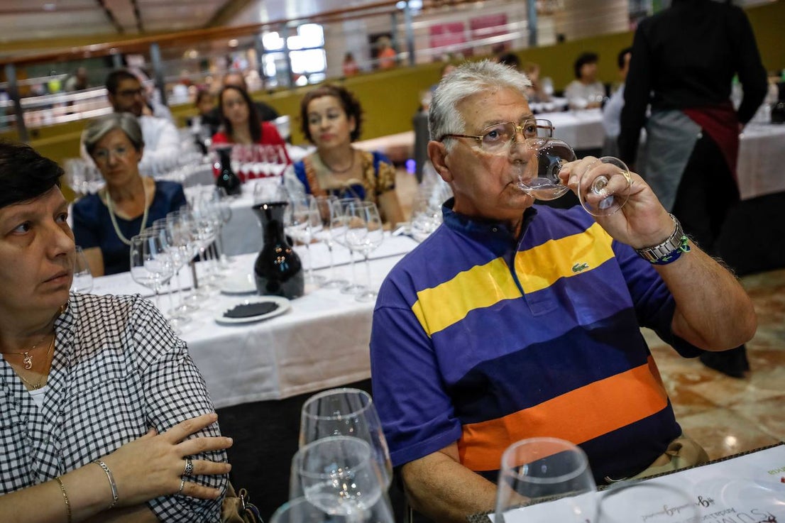 Los asistentes han podido saborear distintos caldos y varios tipos de agua 