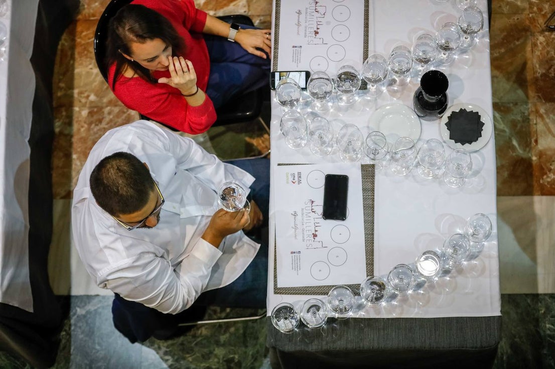 Los asistentes han podido saborear distintos caldos y varios tipos de agua 