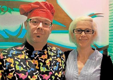 Imagen secundaria 1 - Arriba, ronqueo en la Alacena de las Monjas. Abajo, Mónica y David en 'El Rinconcillo' y Manuel Adame, en su restaurante. 